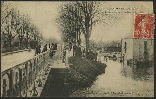 Une inondation au niveau du pont Neuf, sur le boulevard de l'Est (actuel boulevard d'Italie).